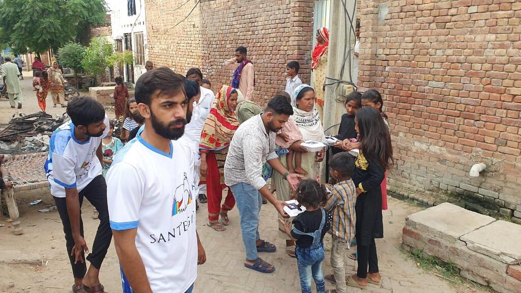 Al Pakistan, la Comunitat de Sant’Egidio de Faisalabad duu ajuda a les famílies cristianes que van patir la violència extremista que es va estendre per Jaranwala